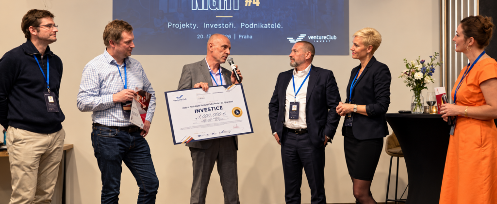 Vítězové 4. Pitch Night Venture Clubu – tým startupu RISTRE přebírá ocenění v Praze